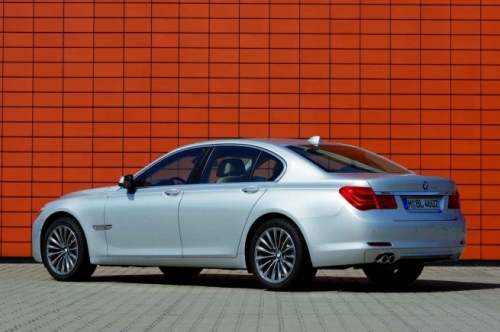 Megnyugtatásul: Nem lesz 4 hengeres 7-es BMW.